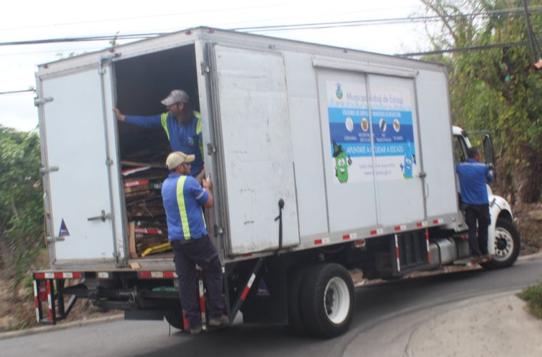 Residentes de Escazú pueden obtener ecolones con solo entregar su reciclaje al servicio de recolección municipal