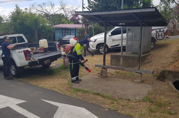 Desinfectan las paradas de autobús de Escazú - Mayo - 2020