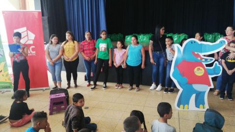 (MundoEscazu) Entrega de útiles escolares